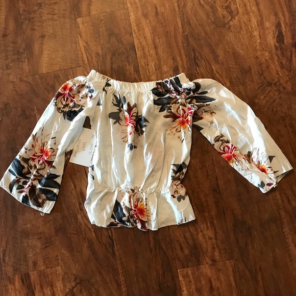 Tops - Floral 3/4 sleeve crop top